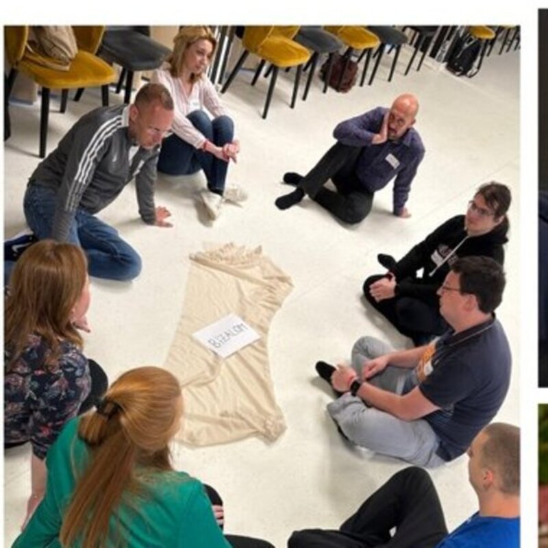 Integrál Flow csoport – körben a földön ülő résztvevők